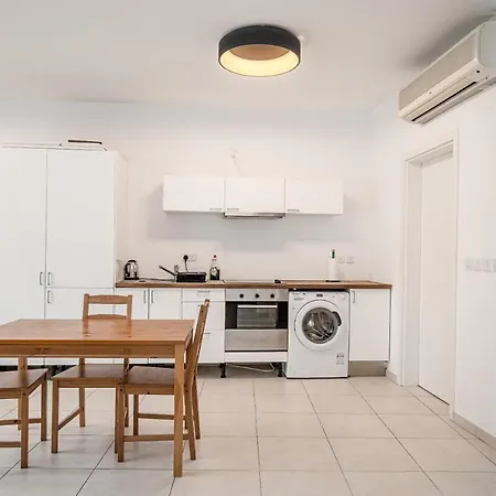 Modern In The Heart Of St Julians Apartment *